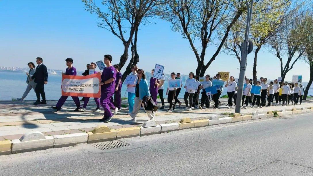 7 Nisan Dünya Sağlık Günü kapsamında İlçemiz Gümüşpala Mesleki ve Teknik Anadolu lisesi Öğretmen ve öğrencileri tarafından sağlıklı yaşam yürüyüşü gerçekleştirildi.