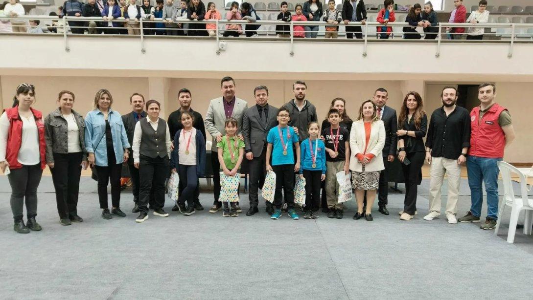 Türkiye Akıl ve Zeka Oyunları ilçe turnuvasında İlkokul kademesinde derece alan öğrencilerimizin ödülleri İlçe Milli Eğitim Müdürümüz Cevat Dervişoğlu tarafından takdim edildi. Öğrencilerimizi tebrik eder, başarılar dileriz.
