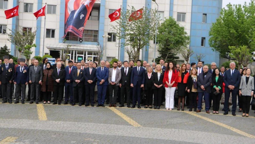 İlçe Milli Eğitim Müdürümüz Cevat Dervişoğlu'nun katılımıyla 23 Nisan Ulusal Egemenlik ve Çocuk Bayramı çelenk sunma programı gerçekleştirildi.