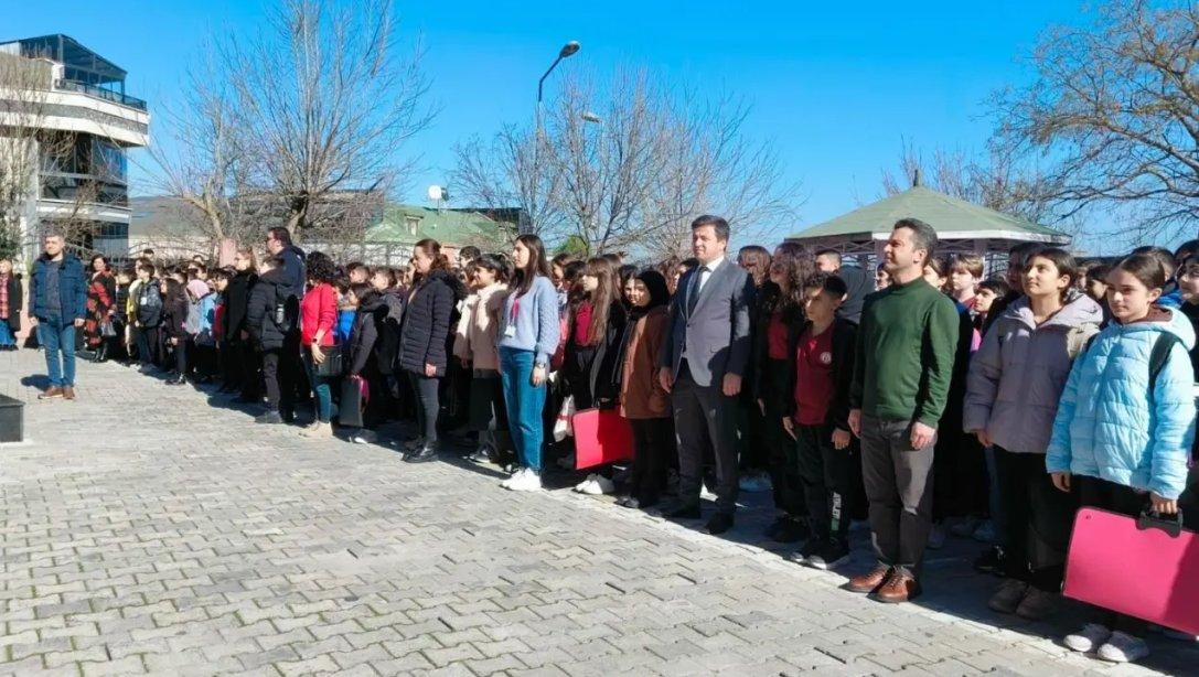 İlçe Millî Eğitim Müdürümüz Cevat Dervişoğlu Alsancak Ortaokulu'nda asrın felaketi 6 Şubat depremlerinin 1. yıl dönümü nedeniyle düzenlenen saygı duruşu törenine katıldılar.
