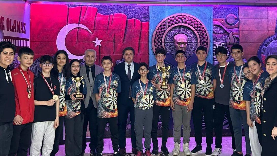 İlçemiz Beşir Balcıoğlu Ortaokulu öğrencileri Okul Sporları Yıldız Erkekler Dart İstanbul Birincisi, Yıldız Kızlar Dart İstanbul Dördüncüsü olmuştur. Öğrencilerimizi tebrik eder, başarılarının devamını diliyoruz.