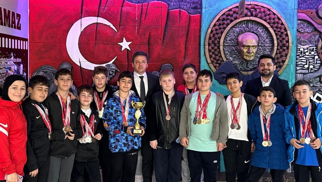 Edirne'de düzenlenen Okul Sporları Grekoromen Güreş Türkiye Şampiyonasında İlçemiz MEV Nihat Çandarlı Ortaokulu Türkiye 1.si olmuştur. Öğrencilerimizi tebrik eder, başarılarının devamını diliyoruz.