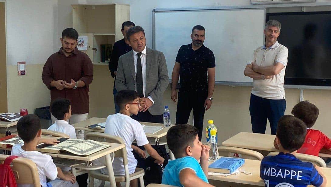 İlçe Milli Eğitim Müdürümüz Cevat Dervişoğlu, Yaz Okulu kapsamında açılan kursları ziyaret ederek öğrencilerle bir araya geldi.