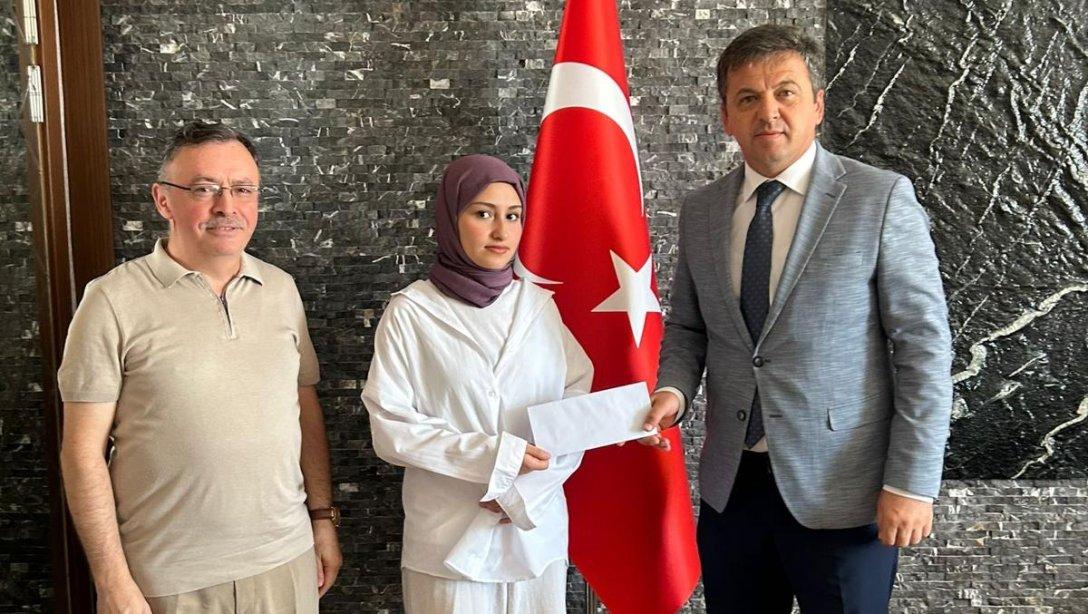 Yüksek Öğretim Kurumları Sınavında (YKS) Sözel Türkiye 550. Olan İlçemiz Murat Kocatürk Anadolu İmam Hatip Lisesi Öğrencimiz Hatice Boz'u tebrik eder, başarılarının devamını dileriz.